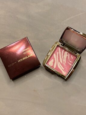 Hourglass Ambient Lighting Blush - Diffused Heat